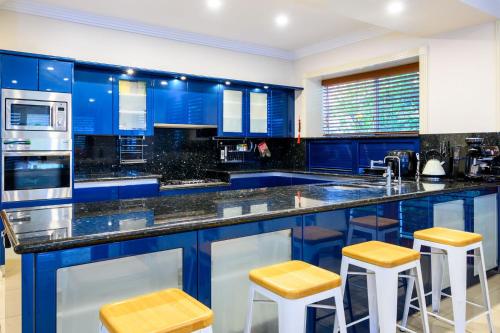 Benowa Bliss Retreat - Waterfront with Skyline Views in Benowa Benowa Bliss Retreat - Waterfront with Skyline Views in Benowa