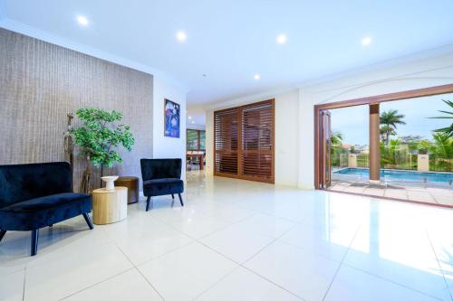Benowa Bliss Retreat - Waterfront with Skyline Views in Benowa Benowa Bliss Retreat - Waterfront with Skyline Views in Benowa