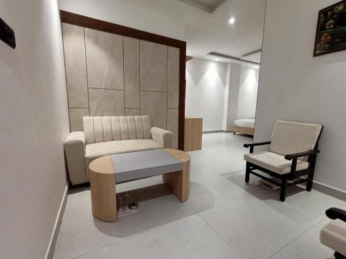 Facilities, HOTEL GLOBAL INN in Hussainganj Facilities, HOTEL GLOBAL INN in Hussainganj