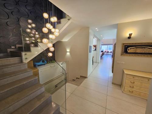 Entrada, Superbe Villa Spacieuse Tout confort avec Piscine et Jacuzzi in Ashkelon Entrada, Superbe Villa Spacieuse Tout confort avec Piscine et Jacuzzi in Ashkelon