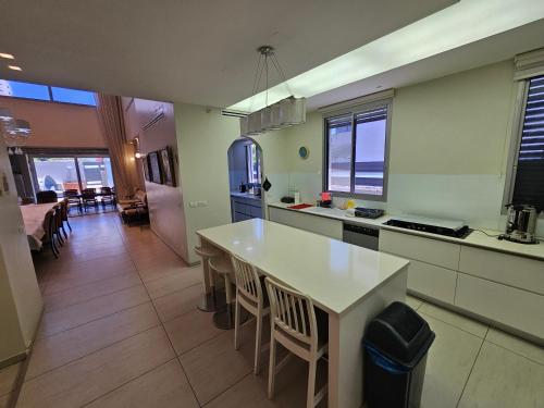 Superbe Villa Spacieuse Tout confort avec Piscine et Jacuzzi in Ashkelon Superbe Villa Spacieuse Tout confort avec Piscine et Jacuzzi in Ashkelon