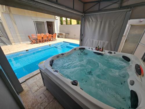 Bañera de hidromasaje, Superbe Villa Spacieuse Tout confort avec Piscine et Jacuzzi in Ashkelon Bañera de hidromasaje, Superbe Villa Spacieuse Tout confort avec Piscine et Jacuzzi in Ashkelon