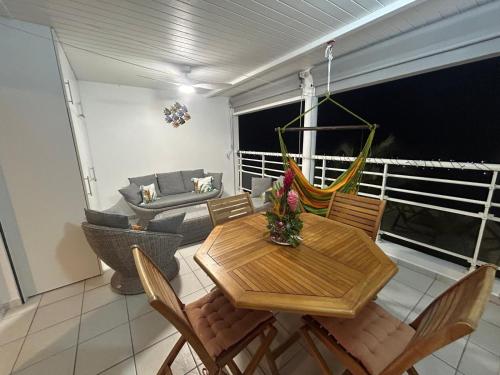 Балкон/тераса, Aux aigrettes T3 tout confort avec piscine à Sainte Anne, proche de la plage de Bois-Jolan (Aux aigrettes a Sainte Anne, T3 tout confort, piscine, reserve d'eau, proche de la plage de Bois-Jol) in Berard Балкон/тераса, Aux aigrettes T3 tout confort avec piscine à Sainte Anne, proche de la plage de Bois-Jolan (Aux aigrettes a Sainte Anne, T3 tout confort, piscine, reserve d'eau, proche de la plage de Bois-Jol) in Berard
