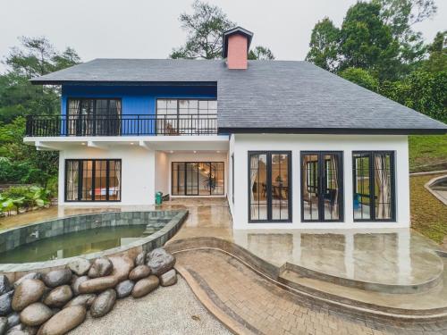 Arunika Villa near Mount Puncak (Gunung Mas Tea Hills) Arunika Villa near Mount Puncak (Gunung Mas Tea Hills)