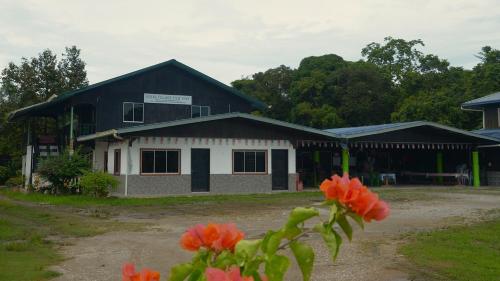 Exterior view, Sukau Village View Stay & Backpackers in Kota Kinabatangan Exterior view, Sukau Village View Stay & Backpackers in Kota Kinabatangan
