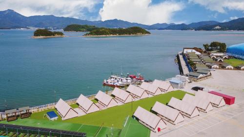 숙소 외관, 고성 블루비치 펜션앤글램핑 (Goseong Bluebeach Pension&Glamping) in 도산면 숙소 외관, 고성 블루비치 펜션앤글램핑 (Goseong Bluebeach Pension&Glamping) in 도산면