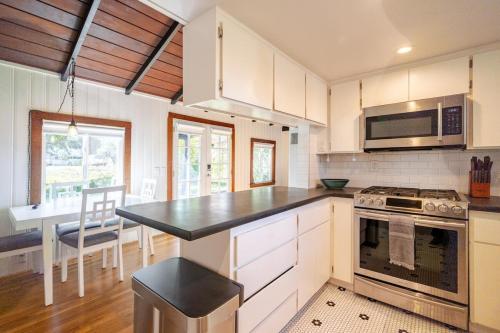 Konyha, Hidden Lake House With Hot Tub & Views! in Watsonville Konyha, Hidden Lake House With Hot Tub & Views! in Watsonville