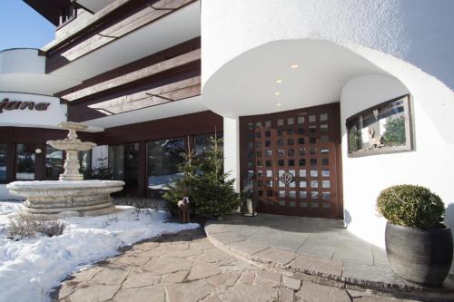 Exterior view, Hotel Garni Romerhof in Innsbruck Exterior view, Hotel Garni Romerhof in Innsbruck