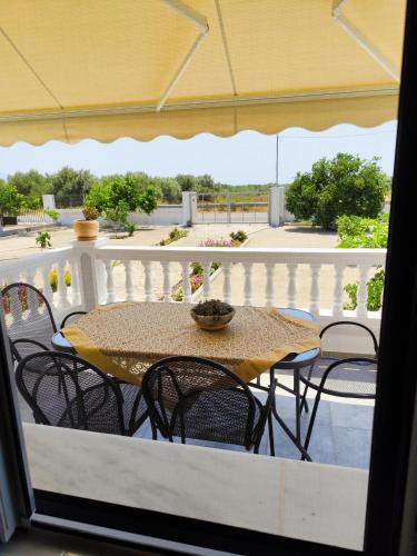 منظر, Grey house in Kolona منظر, Grey house in Kolona