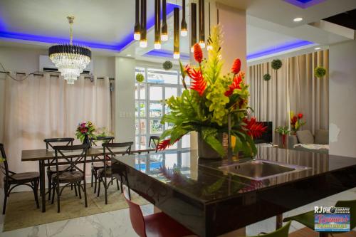 Rainiers Resort House or Villa Accommodation in Santiago Rainiers Resort House or Villa Accommodation in Santiago