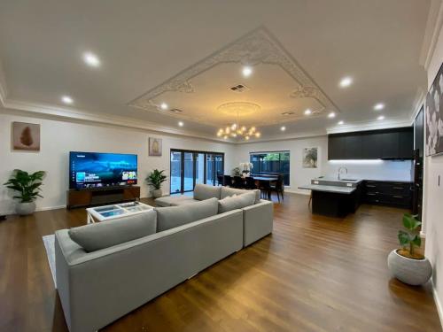 New Spacious Luxury 5 Bedroom Mansion in Unley in Richmond New Spacious Luxury 5 Bedroom Mansion in Unley in Richmond