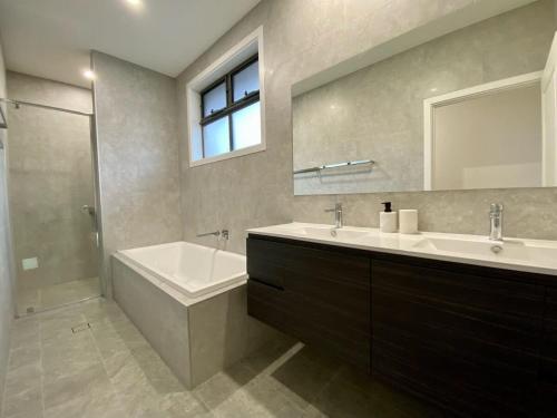 New Spacious Luxury 5 Bedroom Mansion in Unley in Richmond New Spacious Luxury 5 Bedroom Mansion in Unley in Richmond
