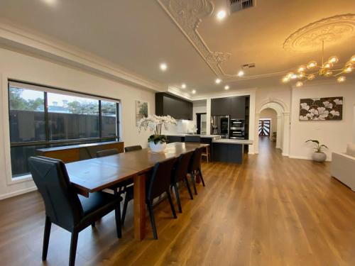 New Spacious Luxury 5 Bedroom Mansion in Unley in Richmond New Spacious Luxury 5 Bedroom Mansion in Unley in Richmond