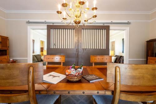 3 Kings, Hot Tub, Bourbon Trail, Horse Themed Stay in Harrodsburg (KY) 3 Kings, Hot Tub, Bourbon Trail, Horse Themed Stay in Harrodsburg (KY)