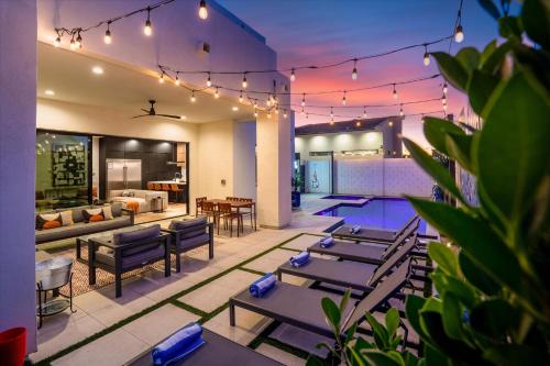 Desert Palm Luxury Space - Walk To Old Town!