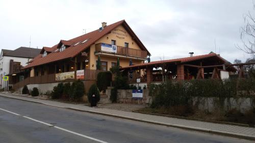 ทัศนียภาพภายนอกโรงแรม, Restaurace - penzion Bavorsky dvur in เซเซมิช ทัศนียภาพภายนอกโรงแรม, Restaurace - penzion Bavorsky dvur in เซเซมิช