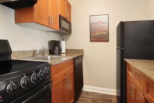 Kitchen, TownePlace Suites Boulder Broomfield/Interlocken in Broomfield (CO) Kitchen, TownePlace Suites Boulder Broomfield/Interlocken in Broomfield (CO)