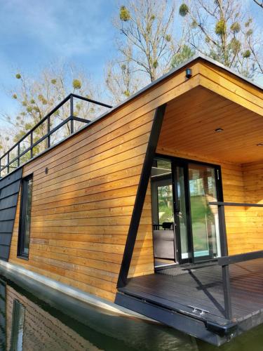 Haus Boat LIBERTY in Biale Blota Haus Boat LIBERTY in Biale Blota