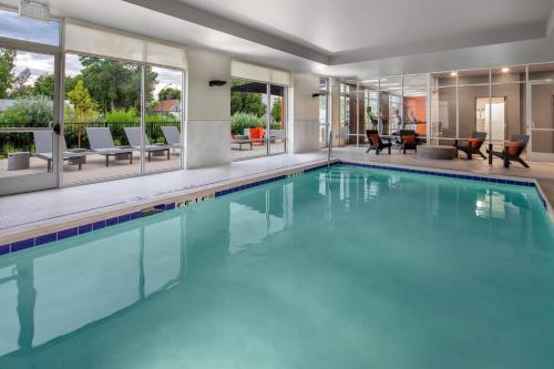 Úszómedence, TownePlace Suites Loveland Fort Collins in Loveland Úszómedence, TownePlace Suites Loveland Fort Collins in Loveland