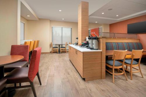 Comida y bebida, TownePlace Suites by Marriott College Park in College Park (MD) Comida y bebida, TownePlace Suites by Marriott College Park in College Park (MD)