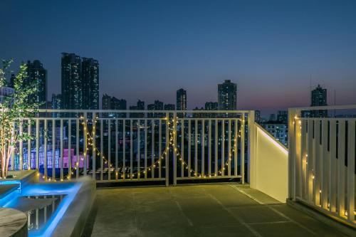 شرفة/ تراس, Stargazing Platform Inn--Guangzhou ChenClanAcademy ShaMian YongQingFang Branch in ليوان شرفة/ تراس, Stargazing Platform Inn--Guangzhou ChenClanAcademy ShaMian YongQingFang Branch in ليوان