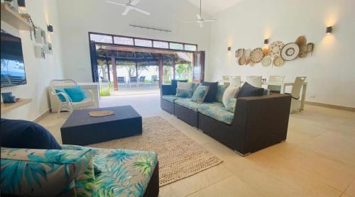Ruang bersama/area TV, Qualius Lodge is Mele Bays WOW factor and Private Paradise in Teluk Mele Ruang bersama/area TV, Qualius Lodge is Mele Bays WOW factor and Private Paradise in Teluk Mele