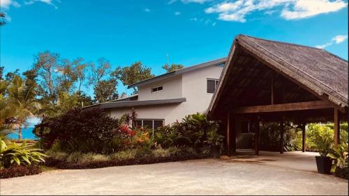 Taman, Qualius Lodge is Mele Bays WOW factor and Private Paradise in Teluk Mele Taman, Qualius Lodge is Mele Bays WOW factor and Private Paradise in Teluk Mele