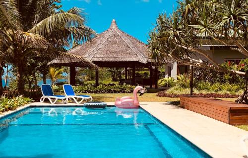 Pemandangan, Qualius Lodge is Mele Bays WOW factor and Private Paradise in Teluk Mele Pemandangan, Qualius Lodge is Mele Bays WOW factor and Private Paradise in Teluk Mele