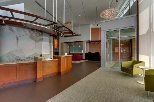 ล็อบบี้, สปริงฮิลล์ สวีท เบอร์มองแฮม ดาวน์ทาวน์ แอท ยูเอบี (SpringHill Suites Birmingham Downtown at UAB) near แบ็ค ฟอร์ตี้ เบียร์ โค. ล็อบบี้, สปริงฮิลล์ สวีท เบอร์มองแฮม ดาวน์ทาวน์ แอท ยูเอบี (SpringHill Suites Birmingham Downtown at UAB) near แบ็ค ฟอร์ตี้ เบียร์ โค.