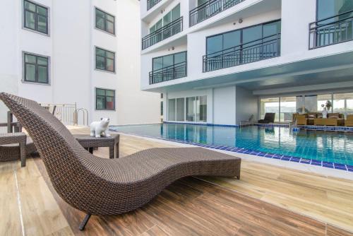 beranda/teres, Bear & Bird Hotel in Surat Thani beranda/teres, Bear & Bird Hotel in Surat Thani