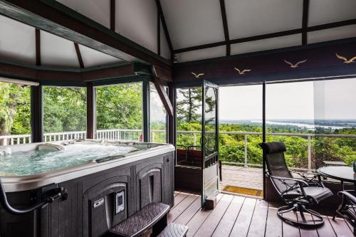 Pezsgőfürdő, Far Horizons Luxury Vacation Home in Montebello (Québec) Pezsgőfürdő, Far Horizons Luxury Vacation Home in Montebello (Québec)