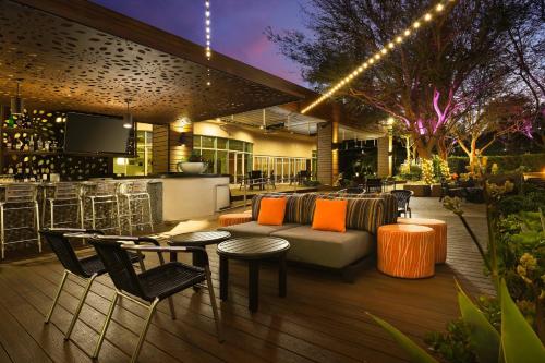 Bar/lounge, Warner Center Marriott Woodland Hills in Canoga Park Bar/lounge, Warner Center Marriott Woodland Hills in Canoga Park