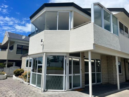 Shell's Beachfront BnB in เวสท์ชอร์ Shell's Beachfront BnB in เวสท์ชอร์