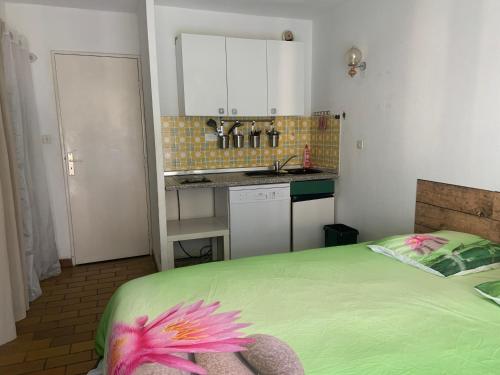 chambre kitchenette avec petite terrasse in Les Cartelliers chambre kitchenette avec petite terrasse in Les Cartelliers