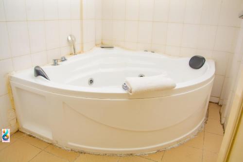 חדר אמבטיה, RESIDENCE HOTEL Moungali in ברזוויל חדר אמבטיה, RESIDENCE HOTEL Moungali in ברזוויל