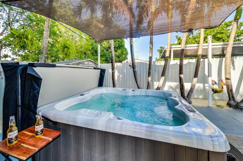 Hot tub, Luxurious Tropical Private Oasis by Mia Airport in Hialeah (FL) Hot tub, Luxurious Tropical Private Oasis by Mia Airport in Hialeah (FL)