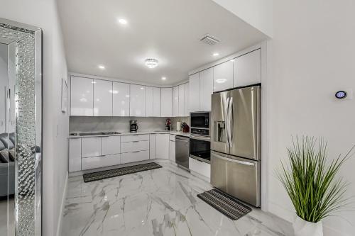 مطبخ, Luxurious Tropical Private Oasis by Mia Airport in هياليه مطبخ, Luxurious Tropical Private Oasis by Mia Airport in هياليه