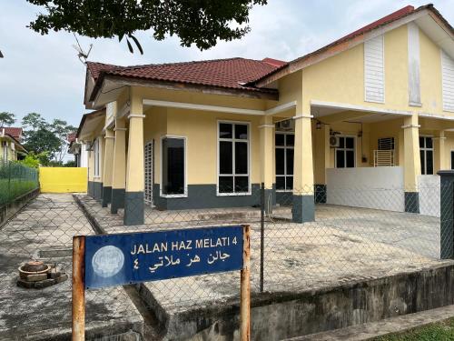 Casa di m² con 2 camera(e) e 2 bagno(i) privato(i) in zona Beseri (Musafir Homestay) in Beseri Casa di m² con 2 camera(e) e 2 bagno(i) privato(i) in zona Beseri (Musafir Homestay) in Beseri