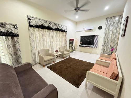 Casa di m² con 2 camera(e) e 2 bagno(i) privato(i) in zona Beseri (Musafir Homestay) in Beseri Casa di m² con 2 camera(e) e 2 bagno(i) privato(i) in zona Beseri (Musafir Homestay) in Beseri