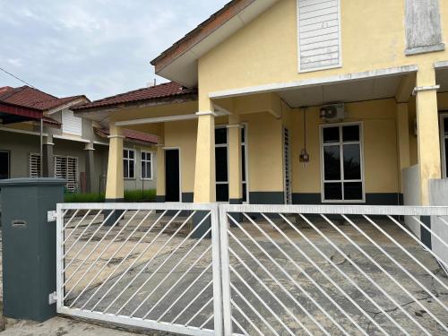 Casa di m² con 2 camera(e) e 2 bagno(i) privato(i) in zona Beseri (Musafir Homestay) in Beseri Casa di m² con 2 camera(e) e 2 bagno(i) privato(i) in zona Beseri (Musafir Homestay) in Beseri