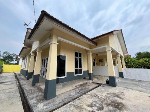 Casa di m² con 2 camera(e) e 2 bagno(i) privato(i) in zona Beseri (Musafir Homestay) in Beseri Casa di m² con 2 camera(e) e 2 bagno(i) privato(i) in zona Beseri (Musafir Homestay) in Beseri