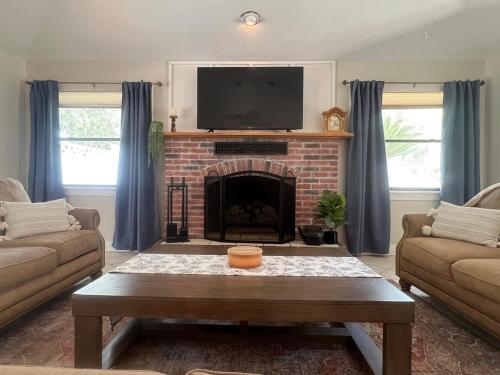 Poolside Family Retreat-Near the Springs! in Ocklawaha Poolside Family Retreat-Near the Springs! in Ocklawaha