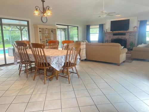 Poolside Family Retreat-Near the Springs! in Ocklawaha Poolside Family Retreat-Near the Springs! in Ocklawaha