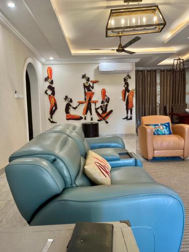 sala de TV, Seyramz Palace - Free Airport Pick up - High Speed Starlink WiFi - Car Rental in Tamale sala de TV, Seyramz Palace - Free Airport Pick up - High Speed Starlink WiFi - Car Rental in Tamale