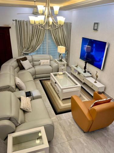 sala de TV, Seyramz Palace - Free Airport Pick up - High Speed Starlink WiFi - Car Rental in Tamale sala de TV, Seyramz Palace - Free Airport Pick up - High Speed Starlink WiFi - Car Rental in Tamale