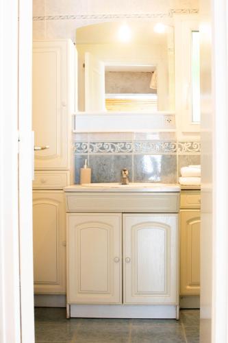 Fürdőszoba, Gîte "Le 108" à 700m du port de Saint-Vaast-la-Hougue (Gite "Le 108" a 700m du port de Saint-Vaast-la-Hougue) in Saint Vaast La Hougue Fürdőszoba, Gîte "Le 108" à 700m du port de Saint-Vaast-la-Hougue (Gite "Le 108" a 700m du port de Saint-Vaast-la-Hougue) in Saint Vaast La Hougue