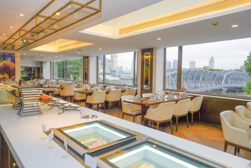 Restaurant, Broadway Mansions Hotel in Shanghai Restaurant, Broadway Mansions Hotel in Shanghai