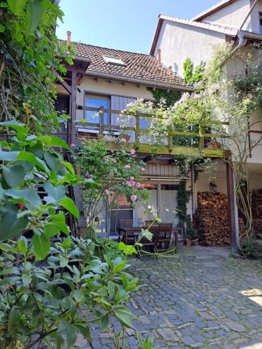 Landhauswohnung mit Terrasse im alten Ortskern, EG in Rosbach V.D.H. Landhauswohnung mit Terrasse im alten Ortskern, EG in Rosbach V.D.H.