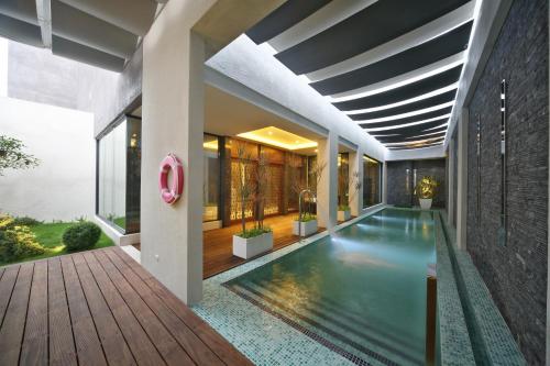 Swimming pool, Han Guan Motel in Nantun District Swimming pool, Han Guan Motel in Nantun District