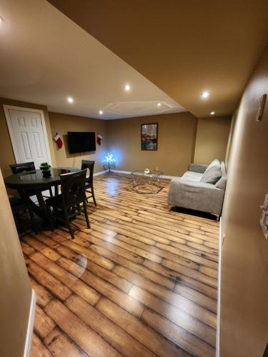 The Cozy Den in Ingersoll (ON) The Cozy Den in Ingersoll (ON)